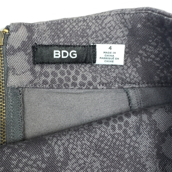 ⚪2/$20 BDG Urban Outfitters Gray Python Print Denim Mini Skirt - Picture 6 of 10